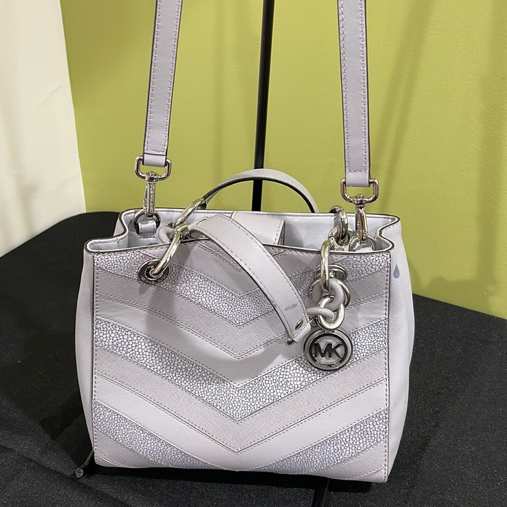 EUC Michael Kors Cynthia embossed leather satchel